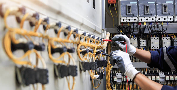 Professional Electrician technician working in Hanna City, IL